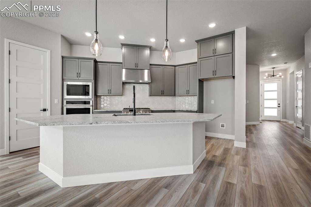 Image 9 of 32: Kitchen