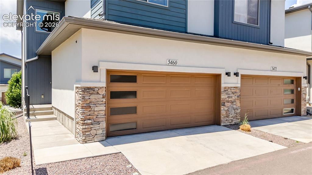 Image 15 of 21: Garage