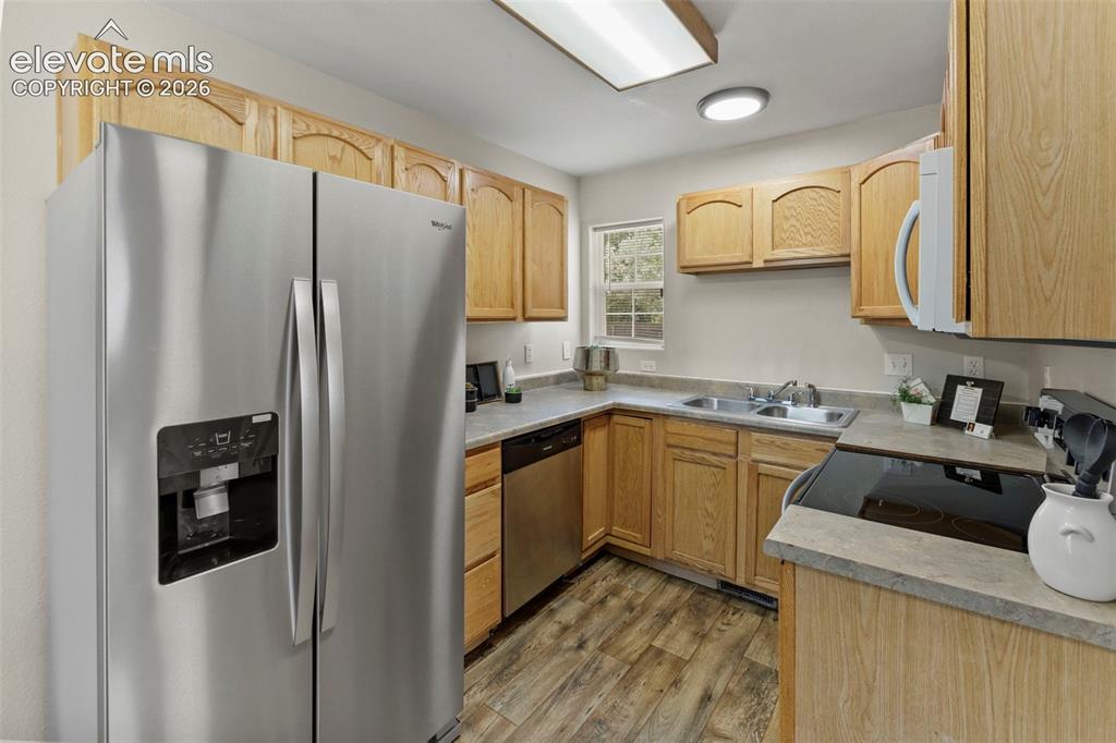 Image 15 of 48: Kitchen