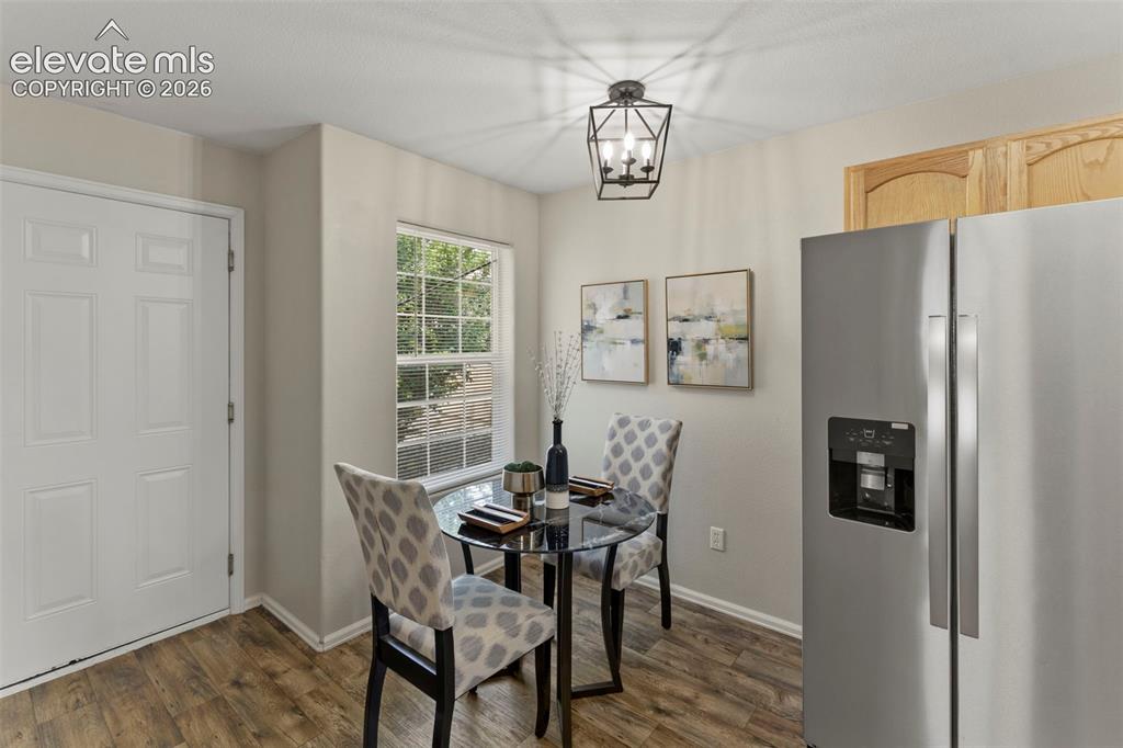 Image 16 of 48: Dining Area