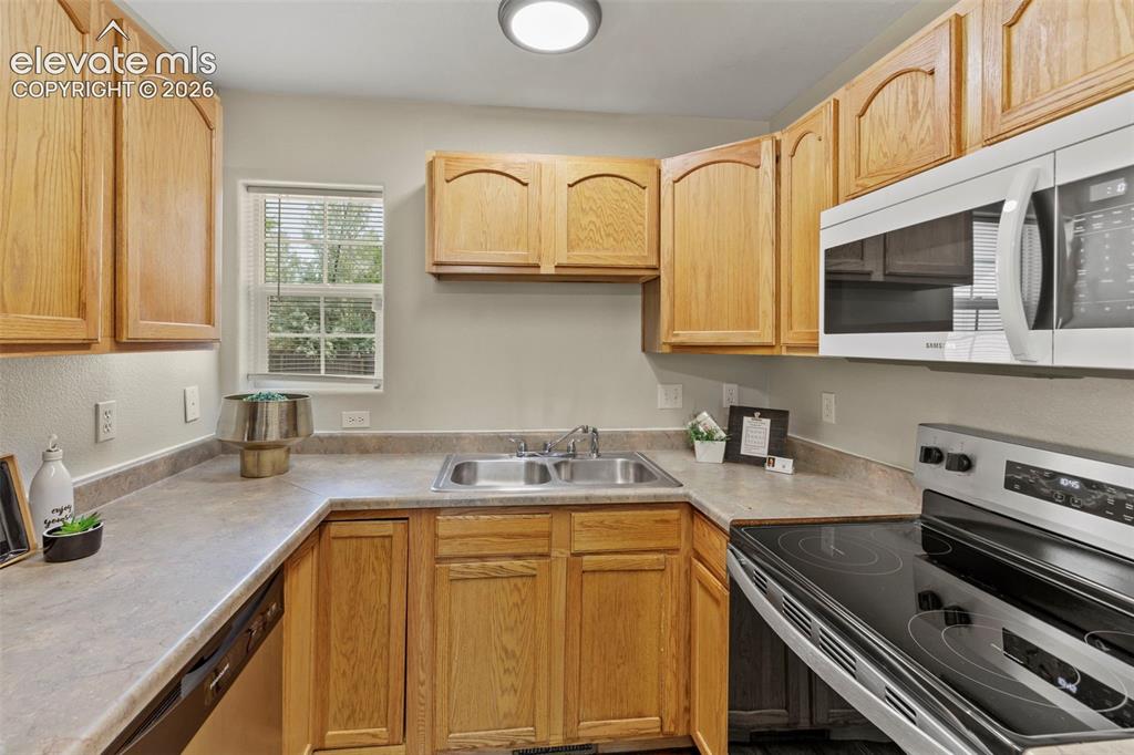 Image 19 of 48: Kitchen