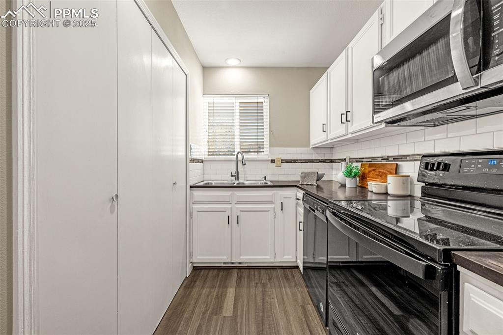 Image 10 of 29: Kitchen