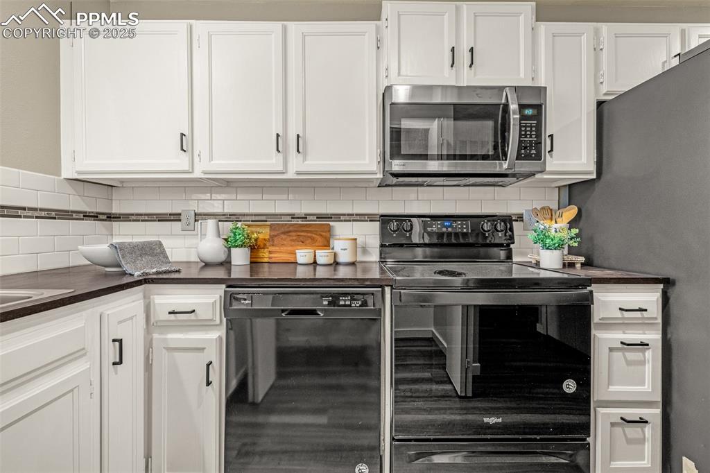 Image 12 of 29: Kitchen