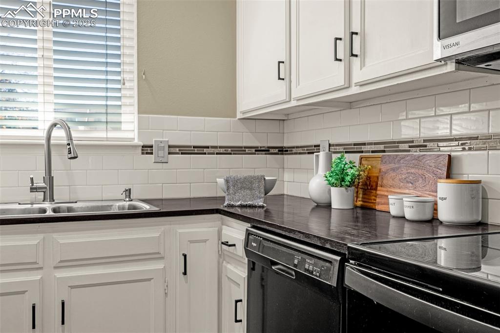 Image 13 of 29: Kitchen