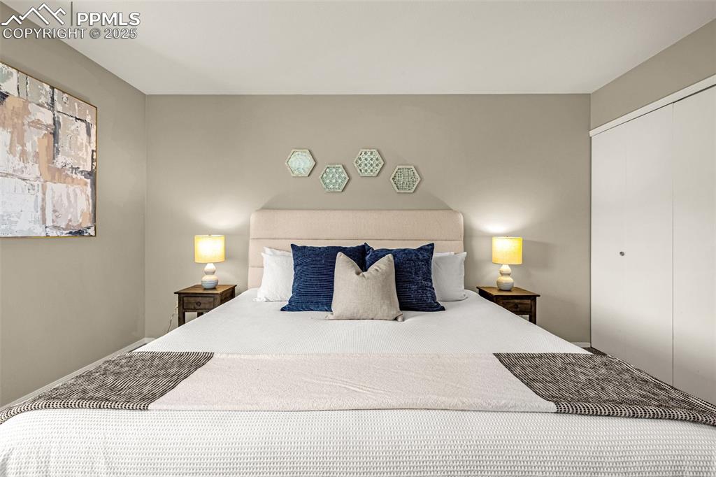 Image 18 of 29: Bedroom