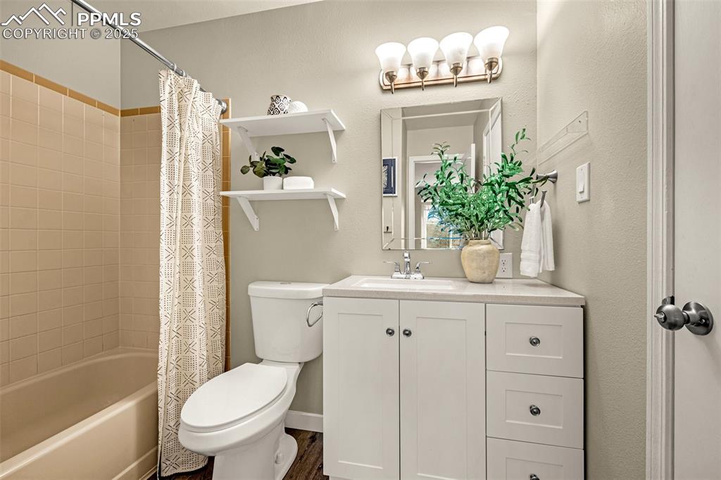 Image 19 of 29: Bathroom