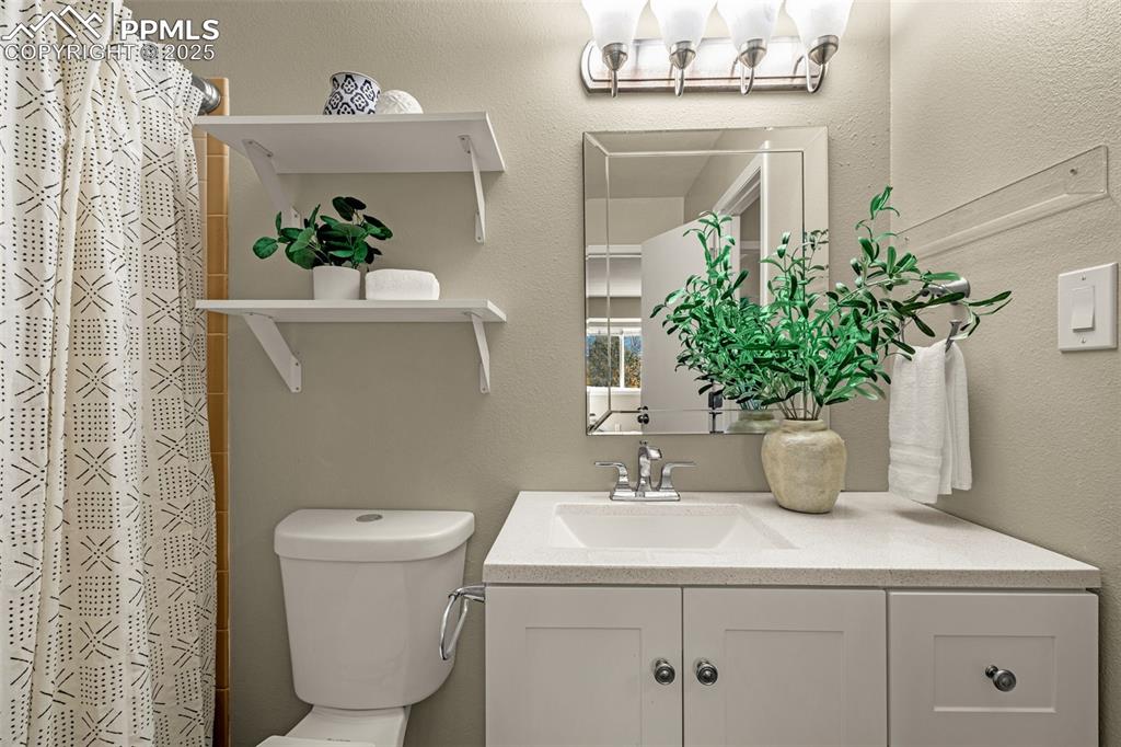 Image 21 of 29: Bathroom