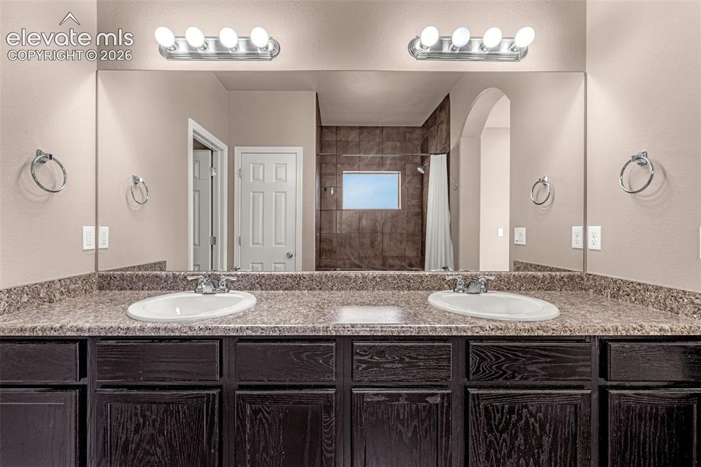 Image 14 of 39: Double vanity