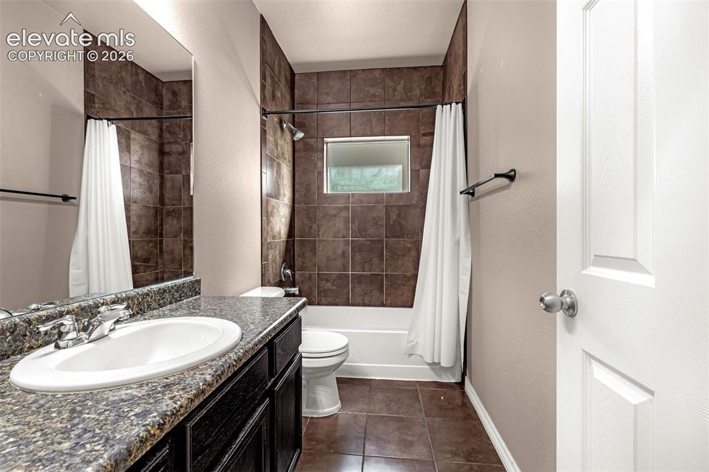 Image 17 of 39: Full bath on main