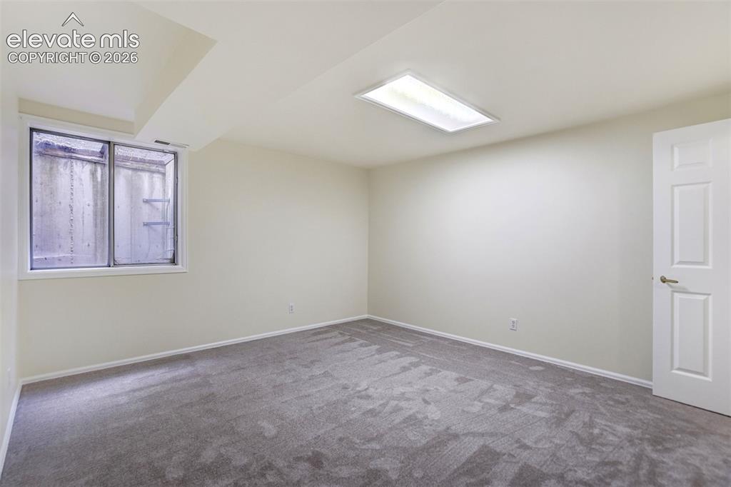 Image 36 of 50: Bedroom