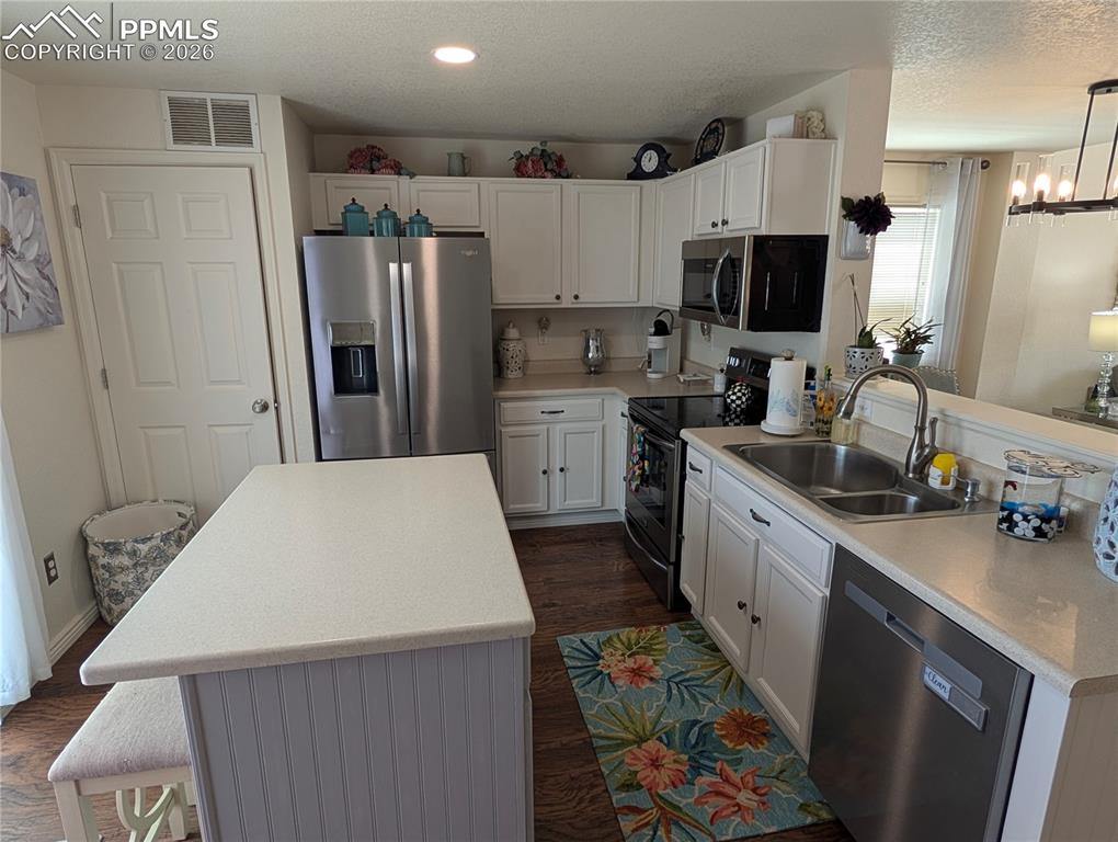Image 10 of 30: Kitchen