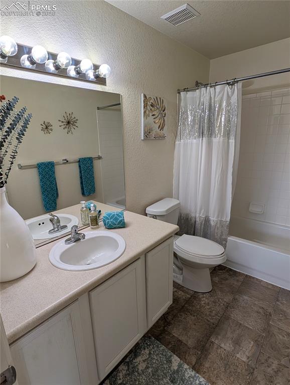 Image 17 of 30: full bathroom