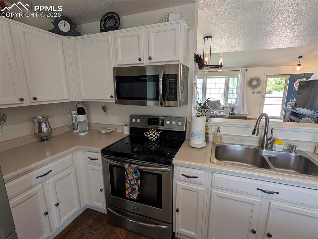 Image 9 of 30: glasstop range and space saver microwave