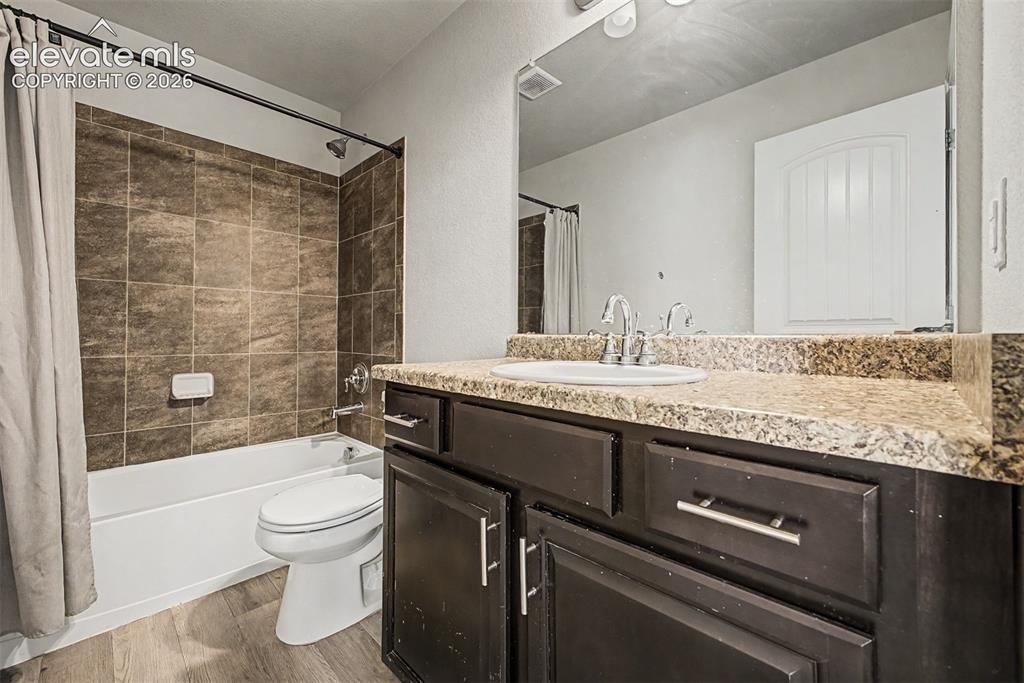 Image 31 of 39: Secondary bathroom
