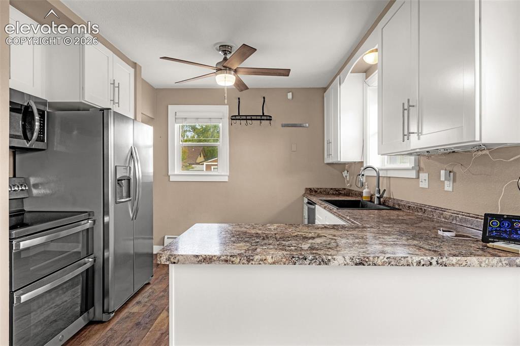 Image 15 of 44: Kitchen