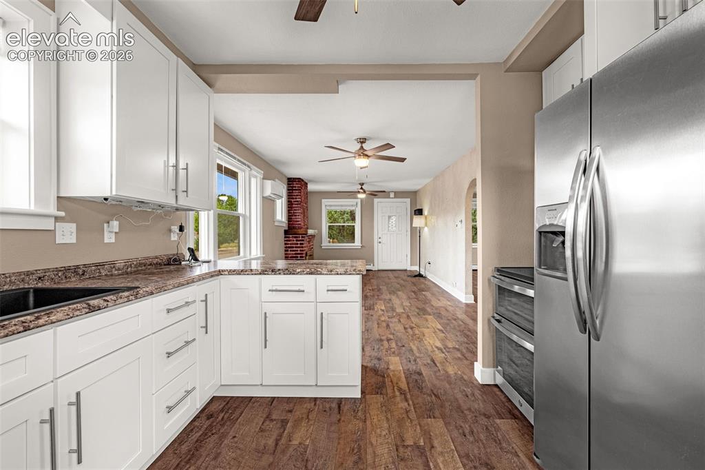 Image 16 of 44: Kitchen