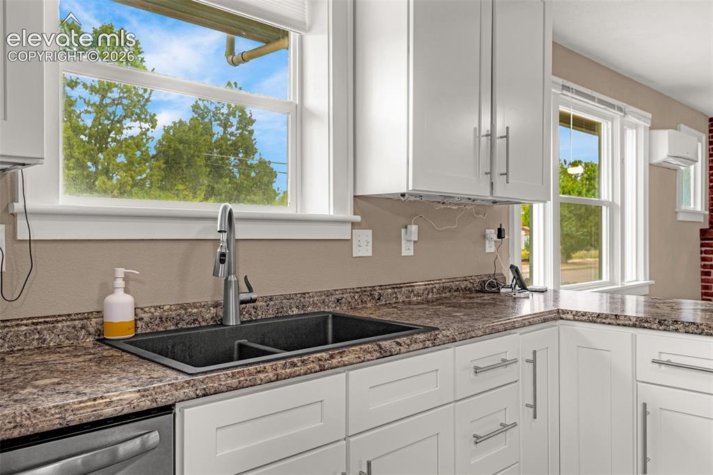 Image 18 of 44: Kitchen
