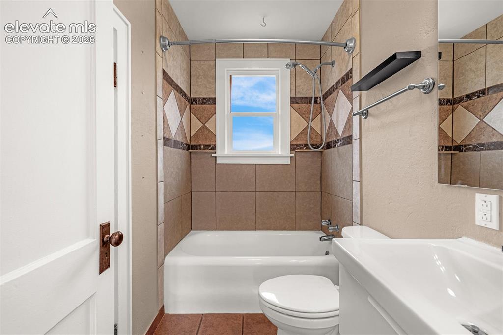 Image 22 of 44: Bathroom