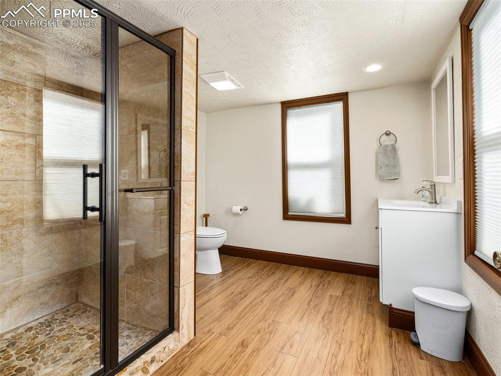 Image 19 of 39: Bathroom