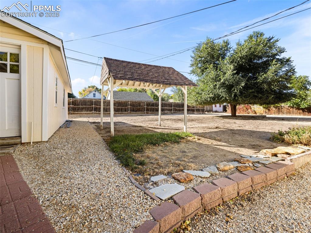 Image 21 of 39: Yard