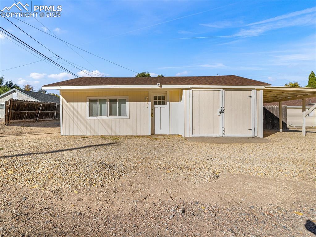 Image 22 of 39: Garage