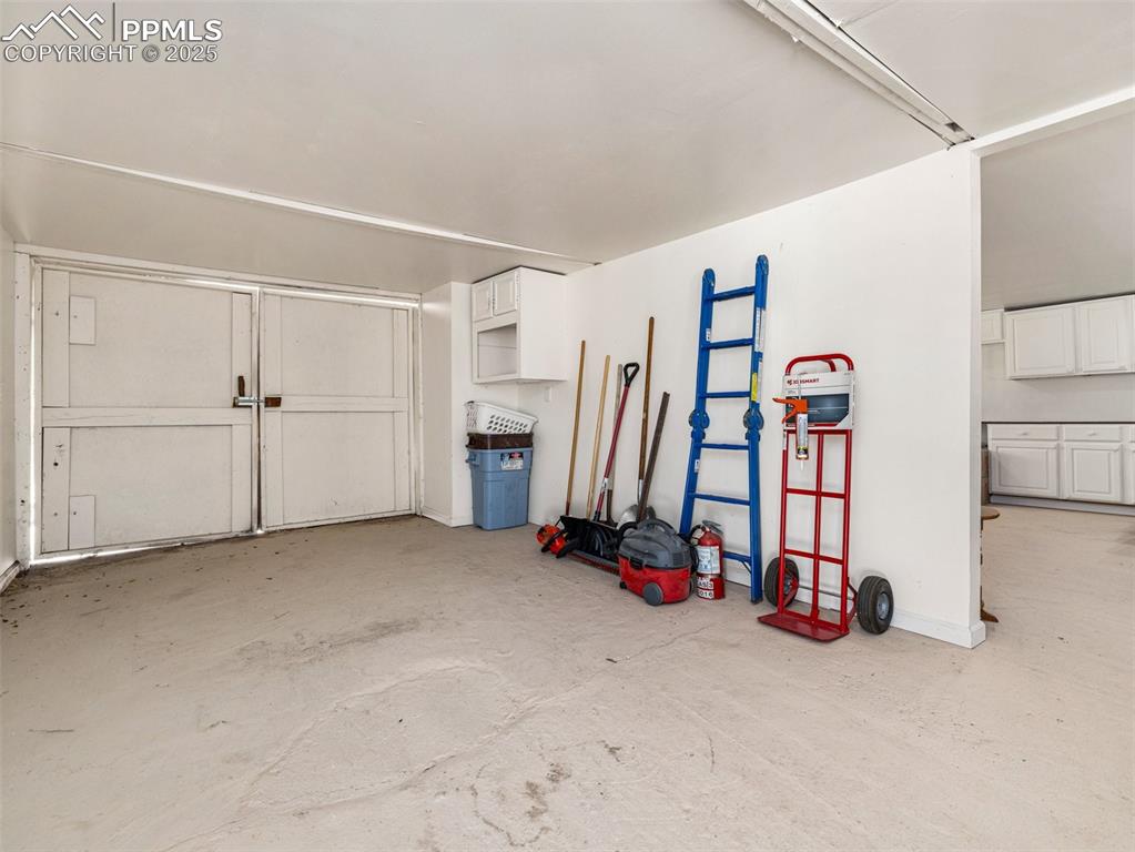 Image 23 of 39: Garage