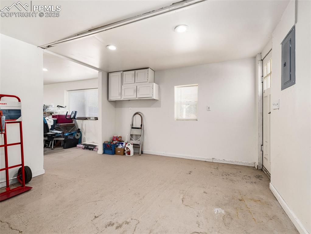 Image 24 of 39: Garage