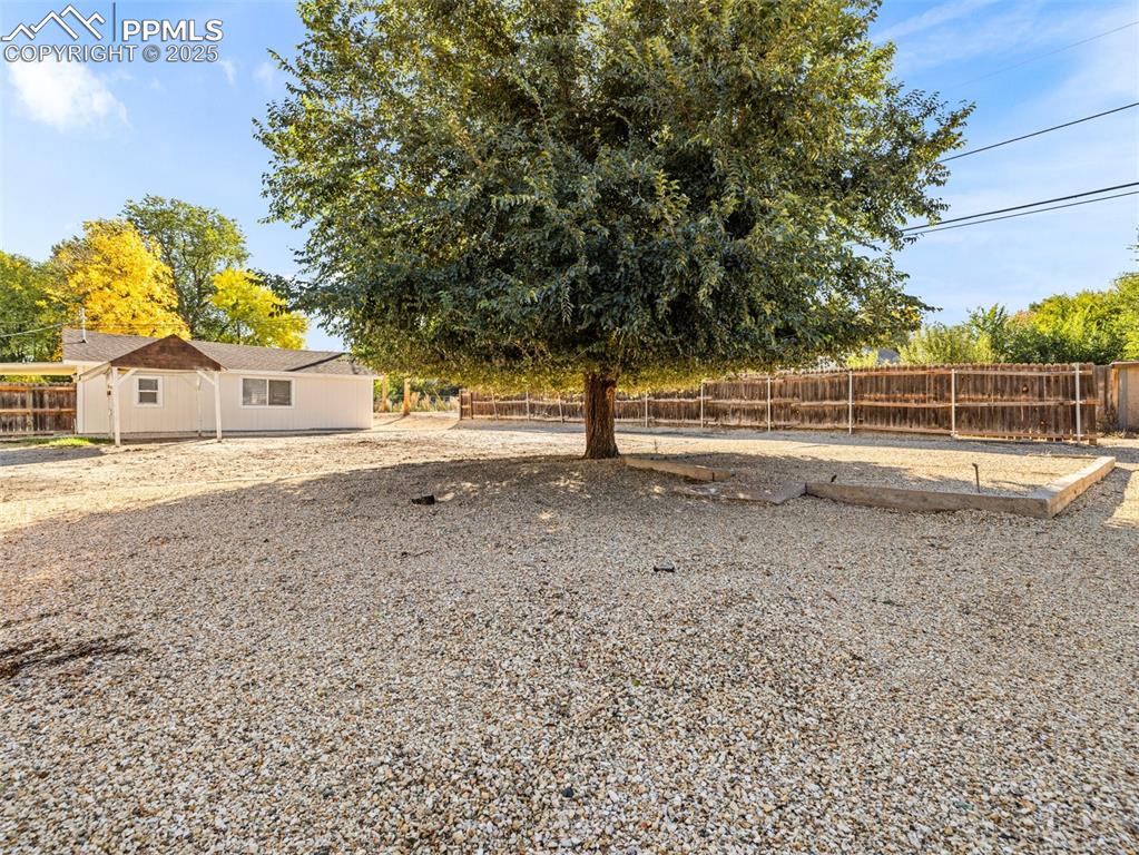 Image 29 of 39: Yard