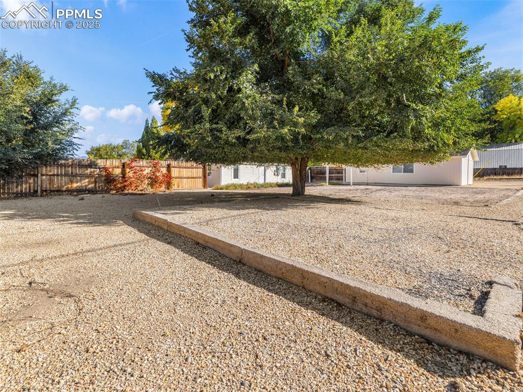 Image 30 of 39: Yard