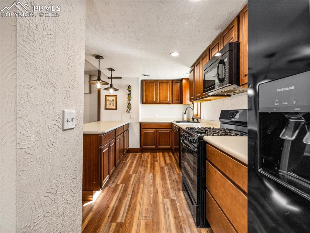 Image 6 of 39: Kitchen