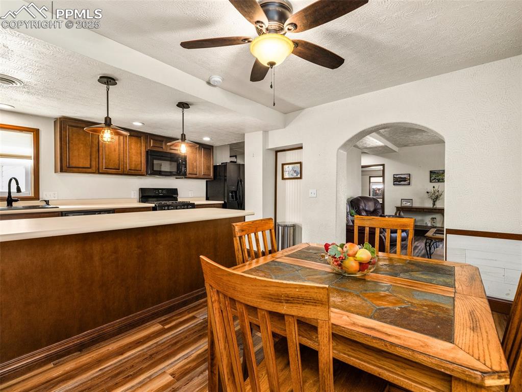 Image 8 of 39: Dining Area