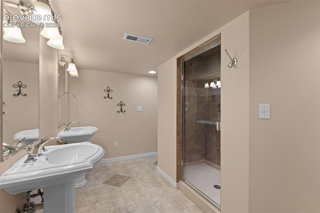 Image 42 of 48: Bathroom