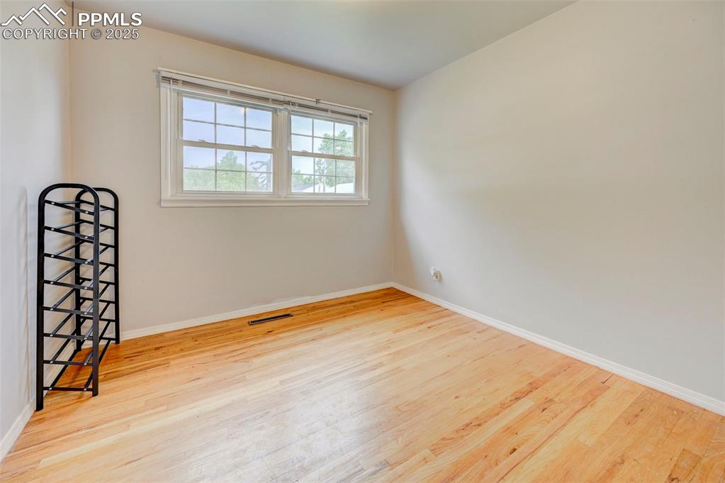 Image 10 of 30: Bedroom