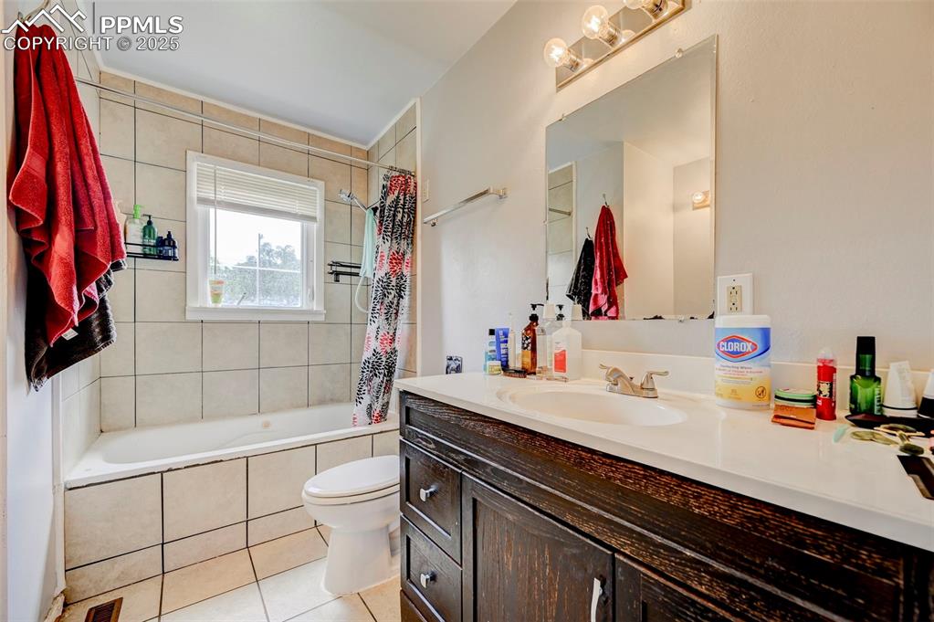 Image 12 of 30: Bathroom