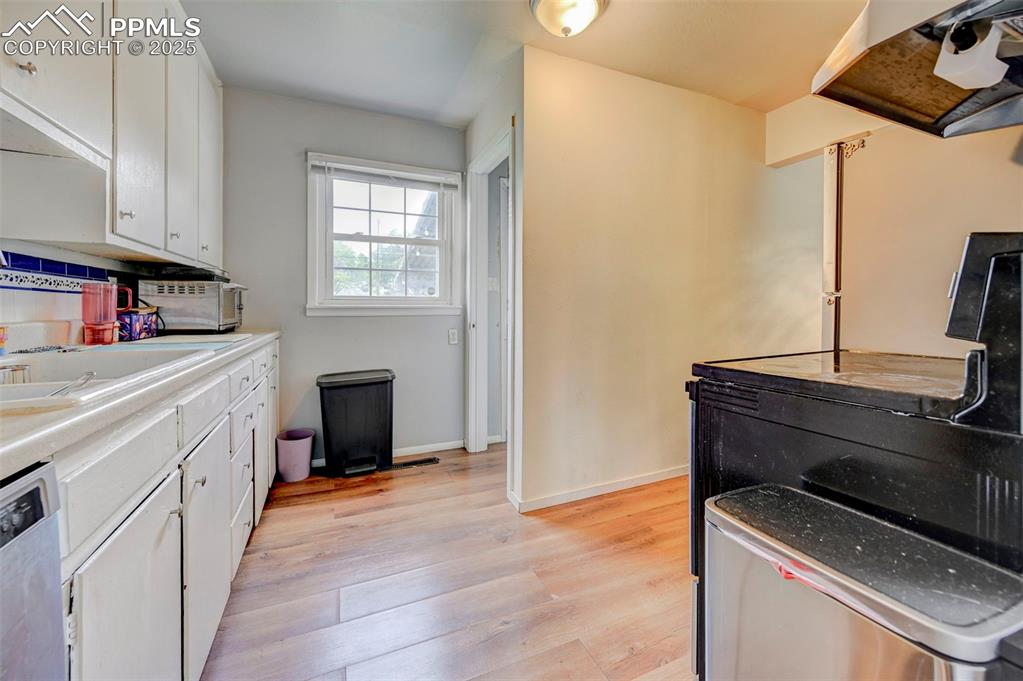 Image 8 of 30: Kitchen