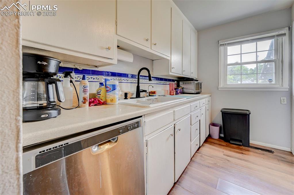 Image 9 of 30: Kitchen
