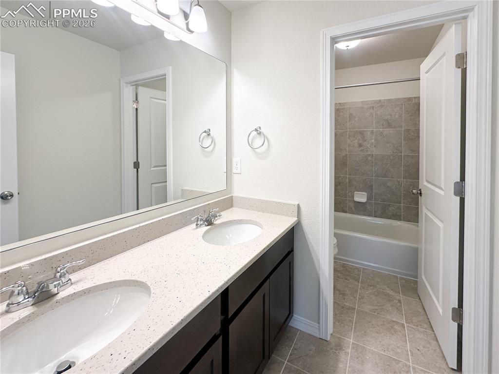 Image 34 of 46: Secondary bathroom