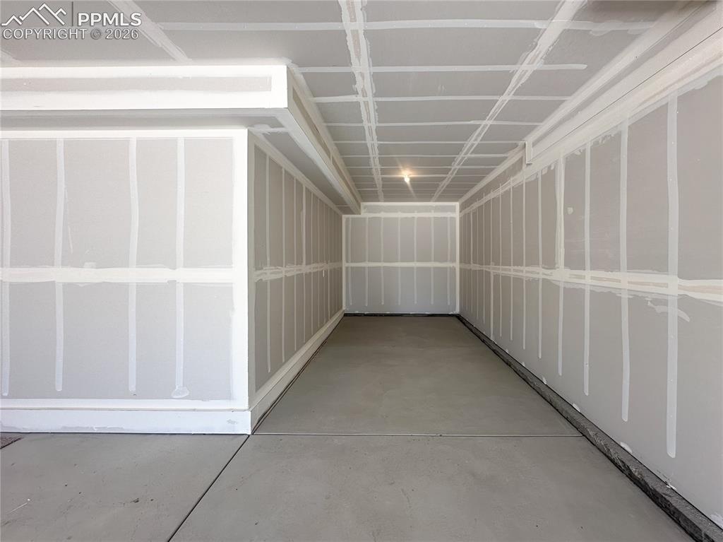 Image 44 of 46: Garage