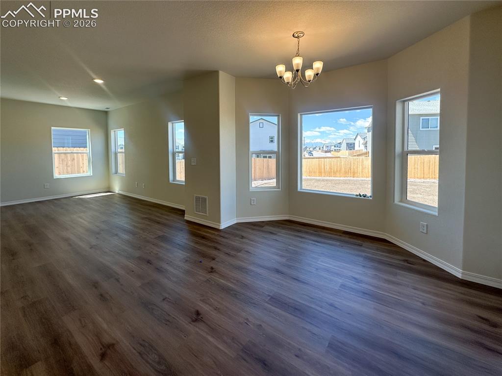 Image 7 of 46: Dining Area