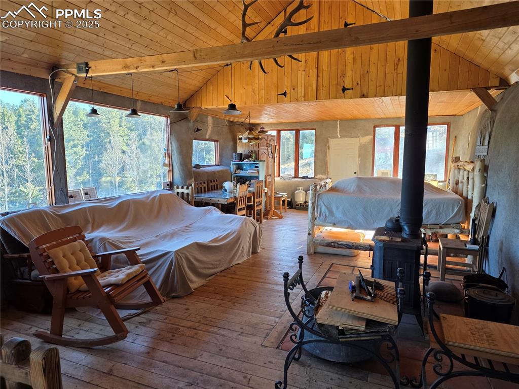 Image 15 of 24: Bedroom