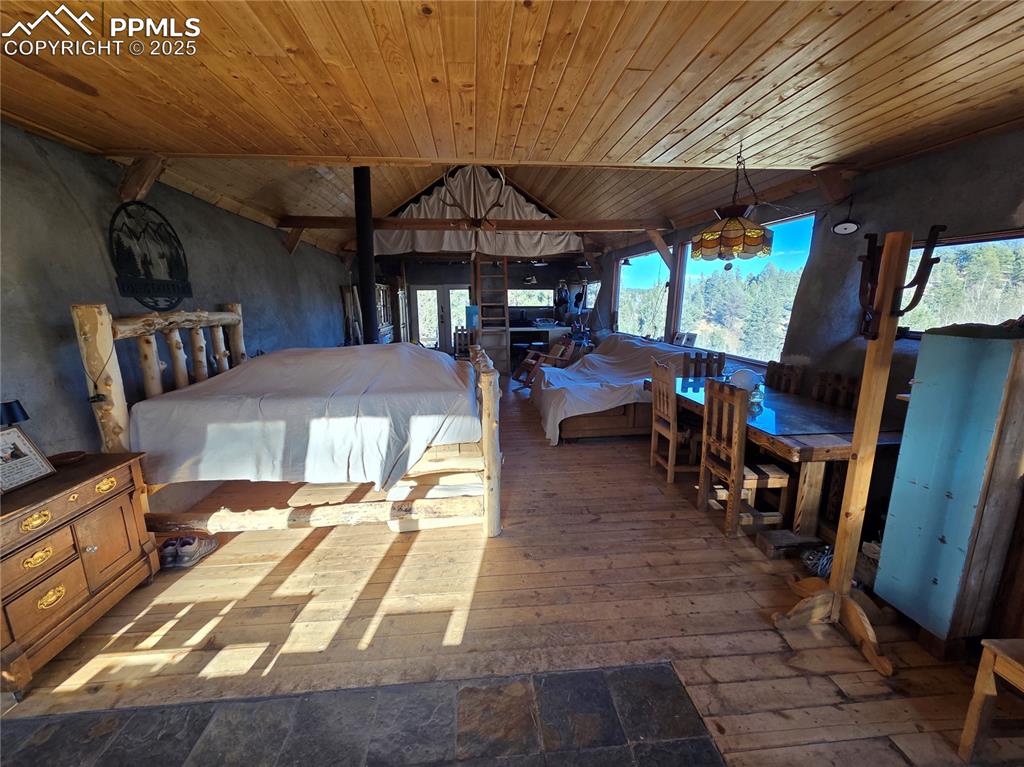 Image 16 of 24: Bedroom