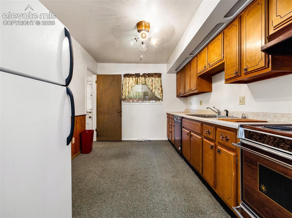 Image 7 of 29: Kitchen