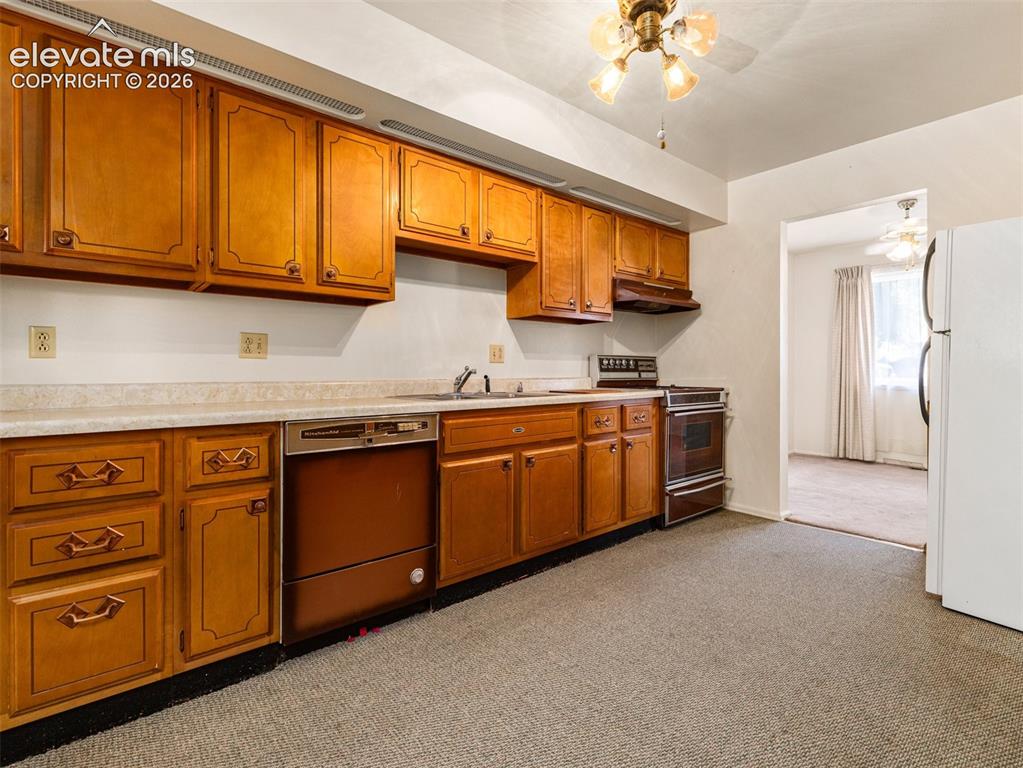 Image 8 of 29: Kitchen