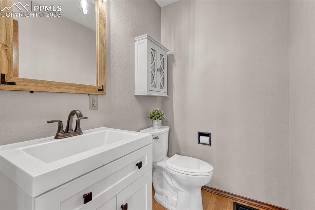 Image 20 of 48: Bathroom