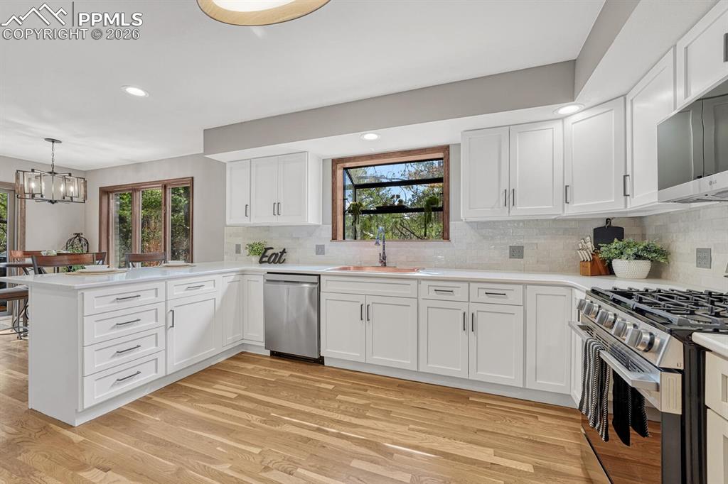 Image 21 of 48: Kitchen