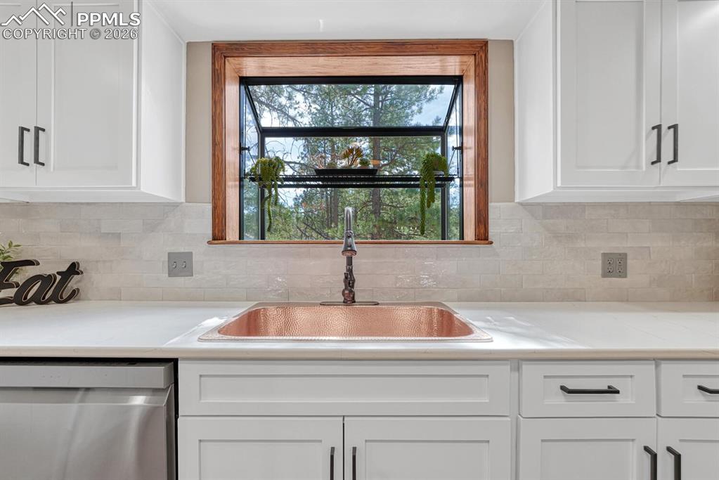 Image 22 of 48: Kitchen