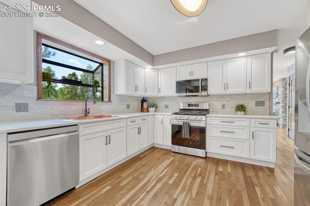 Image 23 of 48: Kitchen