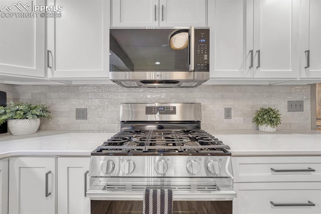 Image 24 of 48: Kitchen