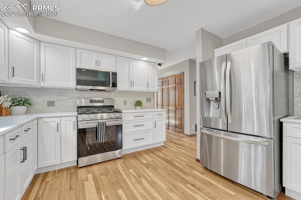 Image 25 of 48: Kitchen