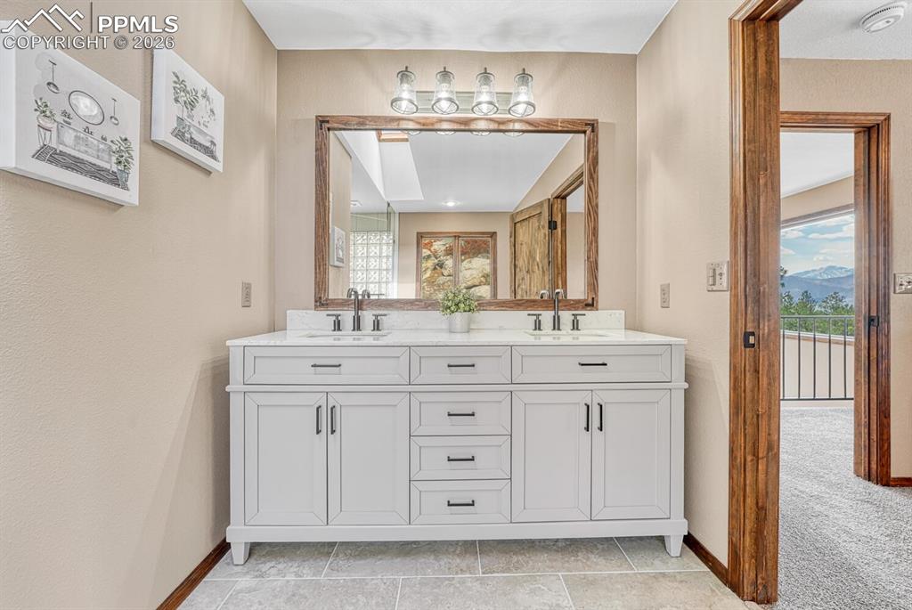 Image 36 of 48: Bathroom